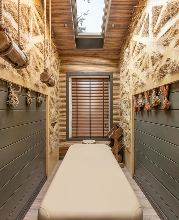 Pasillo de las salas de tratamiento con madera y plantas secas