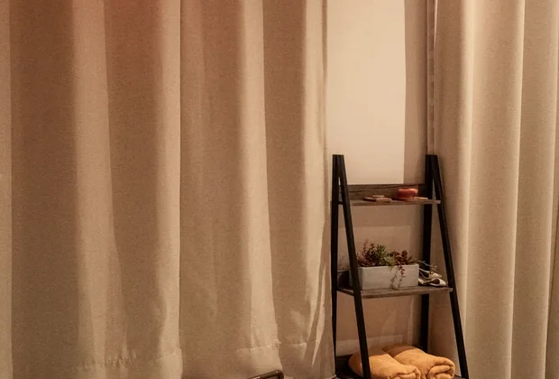 Sala de descanso con lámpara de papel